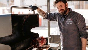 Grillweltmeister Patrick Bayer stellte der „Krone“ die Neuerungen der Grillsaison 2025 vor. (Bild: © Philipp Lipiarski / www.lipiarski.com)
