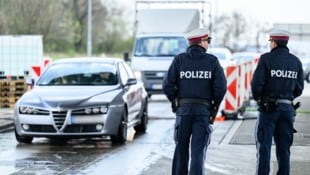 Bekämpfung der Maul- und Klaunseuche: Österreichische Polizeibeamte am burgenländischen Grenzübergang Klingenbach. (Bild: APA/MAX SLOVENCIK)