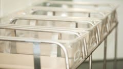 Ein knapp zwei Monate altes Baby ist vergangene Woche mit Verletzungen ins Landesklinikum Wiener Neustadt gebracht worden (Symbolbild).  (Bild: danr13 - stock.adobe.com)