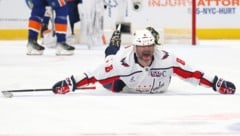Sein 895. NHL-Treffer ließ Alex Owetschkin völlig auszucken  (Bild: AFP/BRUCE BENNETT)
