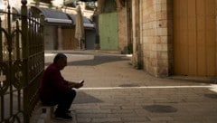In Ost-Jerusalem und im Westjordanland wurde am Montag mit einem Generalstreik gegen den Krieg protestiert. (Bild: AP/Maya Alleruzzo)