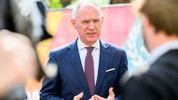 ÖVP-Innenminister Gerhard Karner warb schon vor Monaten, damals noch in Koalition mit den Grünen, für eine Messenger-Überwachungsmöglichkeit, brachte das Vorhaben aber nicht durch. Mit SPÖ und Neos soll es nun zügig vorangetrieben werden. (Bild: APA/MAX SLOVENCIK)