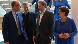 Union und SPD einig Einigung: CDU-Chef Friedrich Merz und CSU-Chef Markus Söder mit den SPD-Co-Vorsitzenden Lars Klingbeil und Saskia Esken (v.l.).  (Bild: AP/Odd Andersen)