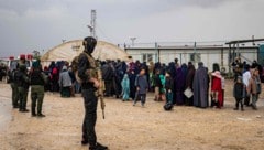 Acht Jahre verbrachte Evelyn T. mit ihrem kleinen Sohn als Gefangene im Camp Roj in Syrien. (Bild: AFP/DELIL SOULEIMAN)