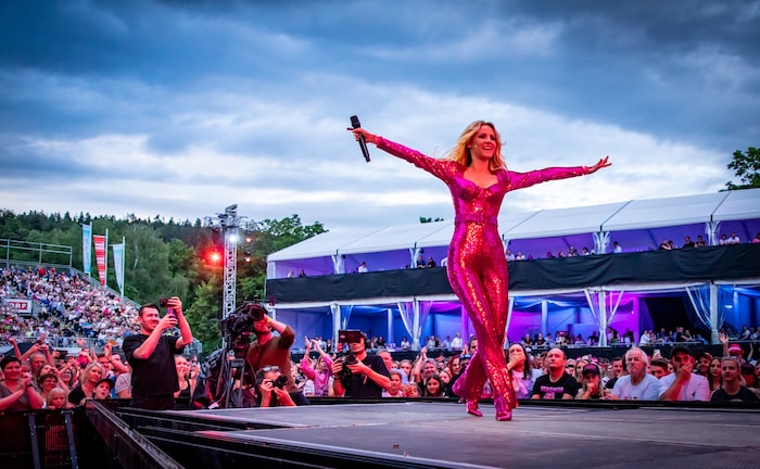 Mit ihrem neuen Album „Alpenbarbie“ begeistert Melissa gerade zigtausende Fans auf ihren ausverkauften Konzerten. Im Juni rockt sie wieder die Ostbucht-Arena am Wörthersee.