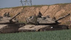Ein Militärsprecher forderte am Abend Bewohner im Raum Nuseirat im Zentrum Gazas zum sofortigen Verlassen ausgewiesener Viertel auf. Laut der Armee war von dort zuvor auf Israel geschossen worden. (Bild: EPA/ATEF SAFADI)