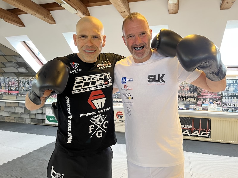 Coach Martin Haag bereitet Mario Haas auf dessen Kampf vor. (Bild: Dworak/Wiesmeyer)