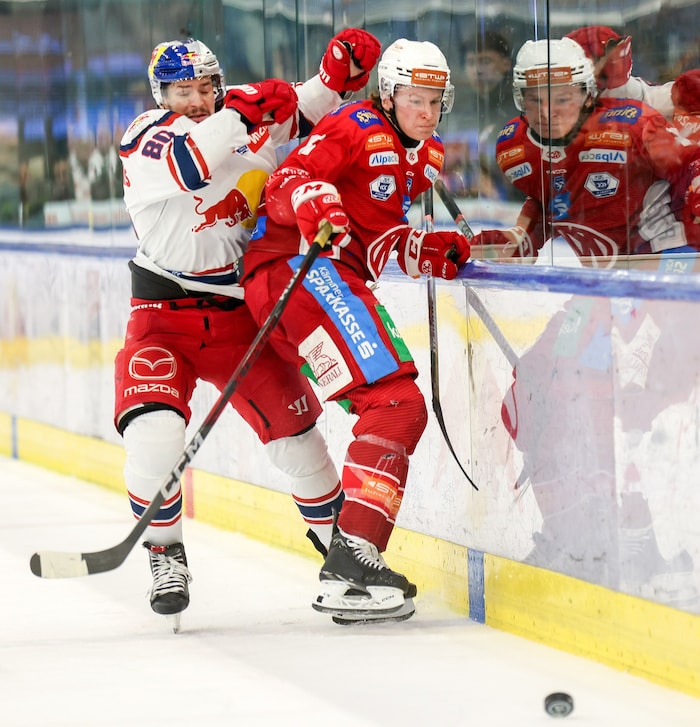 Salzburg (li. Kraus) bezwang den KAC erneut. 