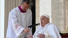 „Frohen Palmsonntag, frohe Osterwoche“, sagte der Papst mit heiserer Stimme an die Gläubigen gerichtet. Die Menschenmenge jubelte, einige Pilger riefen „Viva il papa!“ (Es lebe der Papst!). (Bild: AFP/HANDOUT)