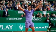 Carlos Alcaraz jubelt in Monte Carlo. (Bild: AFP/APA/Valery HACHE)