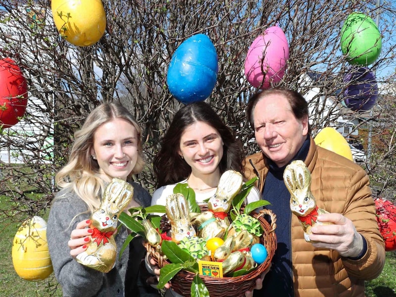 Wiesens Bürgermeister Matthias Weghofer und die Erdbeerköniginnen Amelie und Antonia wandern mit. (Bild: Reinhard Judt)