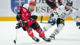 Johansson (re.) und Jesenices Urukalo schenkten sich wieder nichts. (Bild: EK Zeller Eisbären)