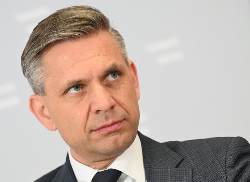 Der Wirtschaftsminister glaubt an die Vorteile solcher Geschäfte. (Bild: APA/HELMUT FOHRINGER)