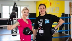Wennschon, dennschon: Lugner wagte sich direkt mit der Weltmeisterin Michaela Kotásková in den Ring. (Bild: Urbantschitsch Mario)