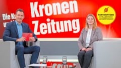 Vizebürgermeisterin Bettina Emmerling (Neos) beantwortete im Krone-TV-Studio die von Wien-Ressortchef Michael Pommer gestellten Leserfragen, vor allem zum Thema Integration. (Bild: Krone KREATIV/Mario Urbantschitsch)