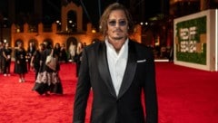 Sonnenbrille, Bärtchen und braune Zauselmähne: So kennt man Johnny Depp. Doch für seine neue Rolle legte der Schauspieler eine Komplett-Veränderung hin! (Bild: APA/AFP/Factstory for the Red Sea International Festival (RSFF)/Ammar ABD RABBO)