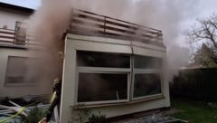 Durch die Verpuffung wurden sogar die Wände des Hauses nach außen gedrückt.  (Bild: FF Wiener Neustadt)