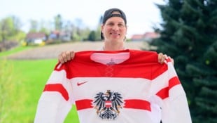 Für die „Krone“ posierte Brian Lebler zu Hause in Altenberg bei Linz mit seinem Trikot von den Olympischen Spielen in Sotschi. (Bild: Kerschbaummayr Werner)