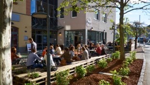 In der Sonne schmeckt’s gleich viel besser: Gastgärten spielen für Lokale in urbanen Zentren eine große Rolle. (Bild: Johannes Puch)