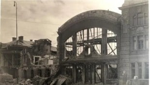 Zerstörung und viele Narben hinterließ der Zweite Weltkrieg: Hier der von Bombentreffern ...