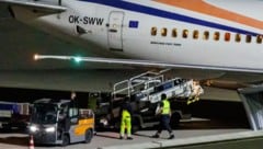 In Deutschland wird gegen mehrere Afghaninnen und Afghanen ermittelt, die erst am Mittwoch legal eingereist waren (Foto von der Ankunft). (Bild: AFP/JENS SCHLUETER)