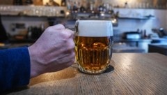 Mit einem Bierkrug prügelte der Deutsche auf vier Belgier ein. (Archivbild) (Bild: MICHAL CIZEK / AFP / picturedesk.com)
