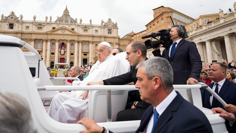 Zum Schluss der Feierlichkeiten und zur Freude der Gläubigen auf dem Petersplatz drehte der Papst auch noch eine Runde im Papamobil. (Bild: AP/Andrew Medichini)