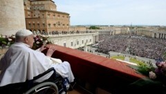 Bei seinem letzten Auftritt am Ostersonntag wirkte der Papst schon sehr geschwächt. Weniger als 24 Stunden später starb Franziskus.  (Bild: AFP)