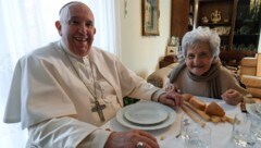 2022 besuchte Franziskus seine Cousine Carla Rabezzana in Portacomaro, jetzt trauert die mittlerweile 94-Jährige mit dem gesamten Ort um den am Ostermontag verstorbenen Papst. (Bild: APA/AFP/VATICAN MEDIA/Handout)