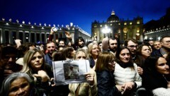Rosenkranz-Gebet auf dem Petersplatz: Vereint in Trauer und Hoffnung. (Bild: EXPA/ laPresse/ Cecilia Fabiano)