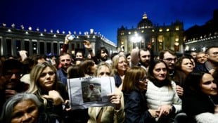 Rosenkranz-Gebet auf dem Petersplatz: Vereint in Trauer und Hoffnung. (Bild: EXPA/ laPresse/ Cecilia Fabiano)
