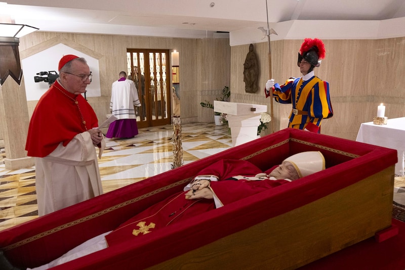 Der aufgebahrte Pontifex am Montagabend in der Kapelle seines Wohnhauses. Im Petersdom selbst wird der Sarg auf Wunsch von Papst Franziskus geschlossen sein.  (Bild: AP/Vatican Media)