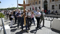 Eine Pilgergruppe auf dem Weg zum Petersdom: Wer noch nicht gebucht hat, muss wohl tiefer in die Tasche greifen. (Bild: Imre Antal)