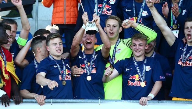 Hannes Wolf (Mitte, mit Pokal) und Kollegen feierten ausgiebig ihren Youth-League-Sieg 2017. (Bild: GEPA)