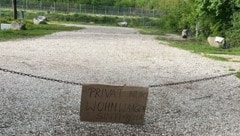 Durchreisende sperrten den Platz in Pichling mit einer Kette und einem beschrifteten Schild ab, obwohl sich das Areal im Besitz der Linz AG befindet. (Bild: MaRu)
