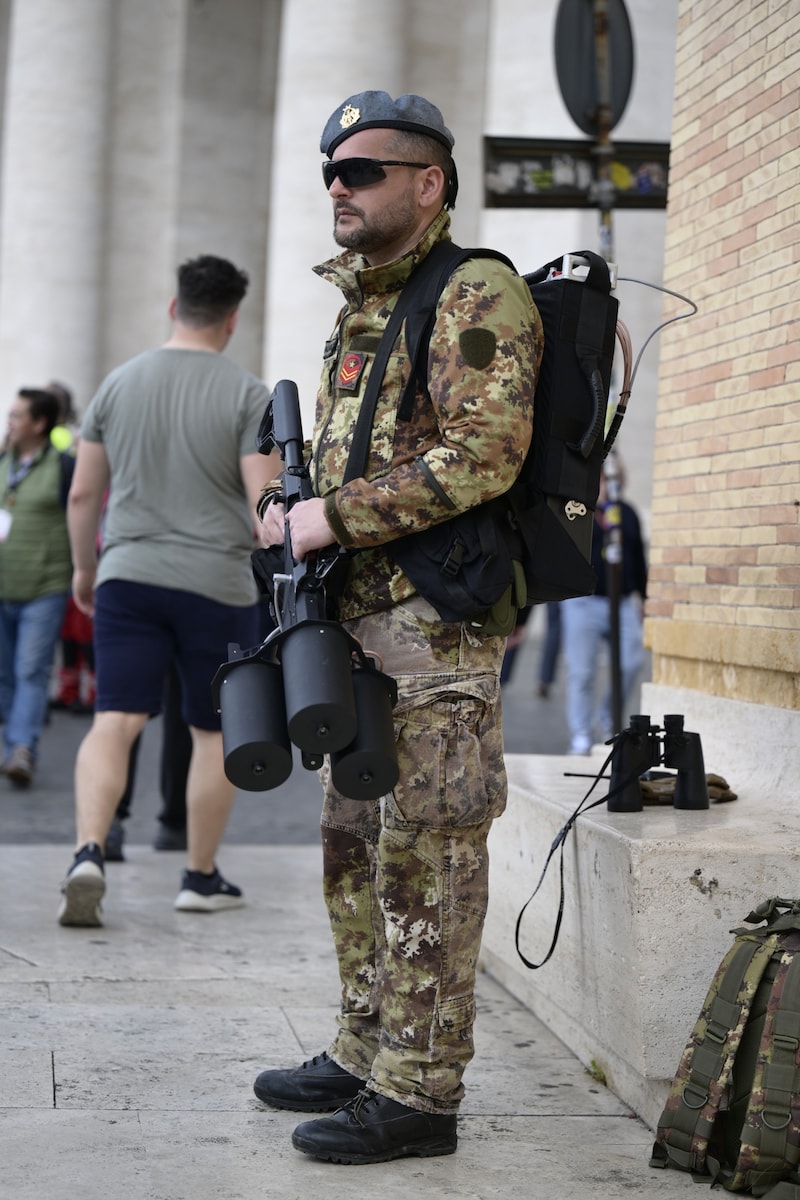 Der Soldat mit der Drohnenabwehr-Kanone ist betont italo-cool: „Aus Österreich seid ihr? So was habt ihr nicht, oder?“ (Bild: Imre Antal)