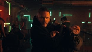 Tom Hardy in „Havoc“ – ab sofort auf Netflix. (Bild: Netflix)