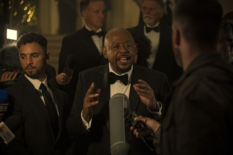 Forest Whitaker als intriganter Politiker, der auf Walkers Hilfe angewiesen ist. (Bild: Netflix)
