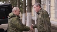 Putin schüttelt Generalstabschef Gerassimow bei seinem Besuch des Militärhauptquartiers in der russischen Region Kursk die Hand (Archivbild). (Bild: AP/AP ( via APA) Austria Presse Agentur)