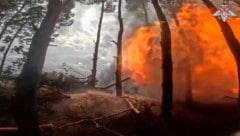 Eine 152-mm-Kanonenhaubitze des russischen Heeres, Giazint-B, beschießt ukrainische Stellungen in Cherson. (Bild: AP)