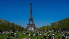 Die Sorgen um die Pariser Ikone stellten sich vorerst als unbegründet heraus – der Eiffelturm wird wohl noch länger erhalten bleiben können. (Bild: AP/Aurelien Morissard)