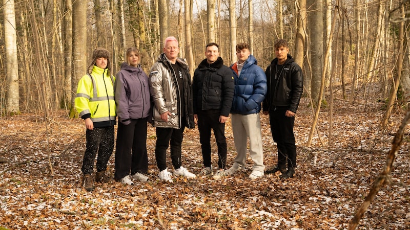 Sechs Influencer aus dem deutschsprachigen Raum lassen sich in einem deutschen Waldstück verscharren. (Bild: JOYN)