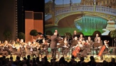 Wer wird in Zukunft die Neujahrskonzerte spielen? Dirigent Walter Erla und sein Orchester im Theaterkongress (Bild: Hörmandinger Marion)
