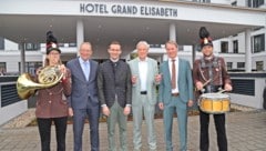 Bei der Hoteleröffnung begrüßten die Eigentümer Philipp Zauner (3. v. l.) und Herbert Ackerl (4. v. l.) die Chefs der insolventen Betreiberfirma Alpin Family GmbH. (Bild: Hörmandinger Marion)