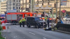 Bilder vom Tatort zeigen eine Mercedes-G-Klasse in der Stuttgarter Innenstadt. (Bild: AFP/ANDREAS ROSAR)