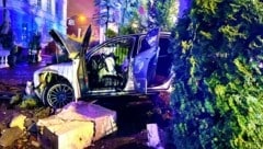 Die Lenkerin (19) verlor die Kontrolle über ihren silbernen Audi und rammte eine Gastgarten-Mauer. (Bild: Markus Tschepp)