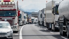 Im Frühverkehr kam es am Montag zu einem Unfall bei Lebring, schnell bildete sich ein kilometerlanger Stau (Symbobild). (Bild: Kerschbaummayr Werner)