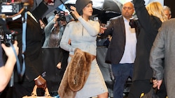 Vor der Met-Gala zeigte sich Sängerin Rihanna mit Babybauch vor dem New Yorker Carlyle Hotel. (Bild: Kylie Cooper / REUTERS / picturedesk.com)