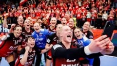Einen magischen Moment festgehalten. Johanna Reichert fotografierte die Mannschaft vor den Fans nach dem Triumph in der European League. (Bild: Thüringer HC)