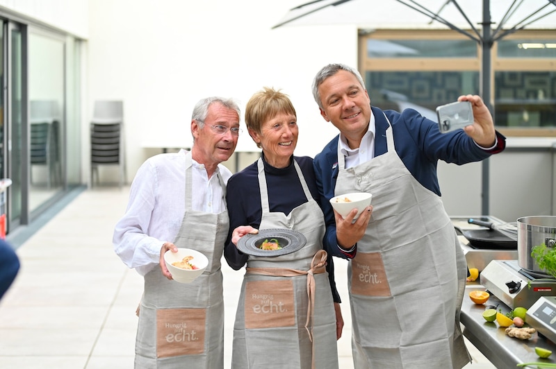 Fritz Strobl hatte beim Kochen mit Annemarie Moser-Pröll und Ernst Vettori auch  Zeit für ein Selfie. (Bild: Wenzel Markus)